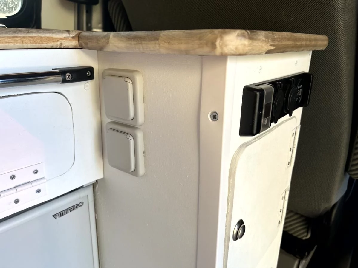 Prises électriques 220V dans un van aménagé