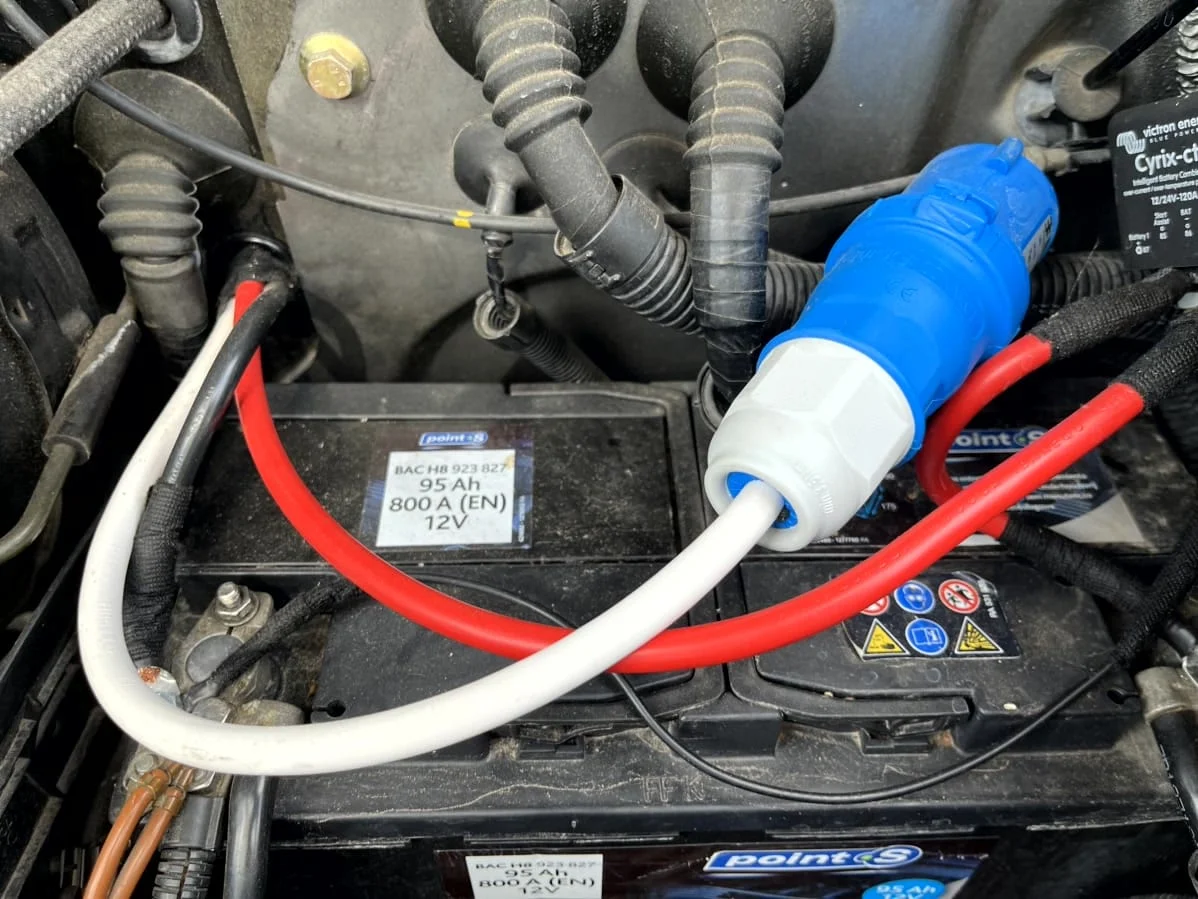 Prise P17 Mâle installée dans un van aménagé.
