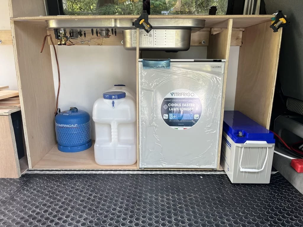 Créer un meuble cuisine dans un van aménagé.