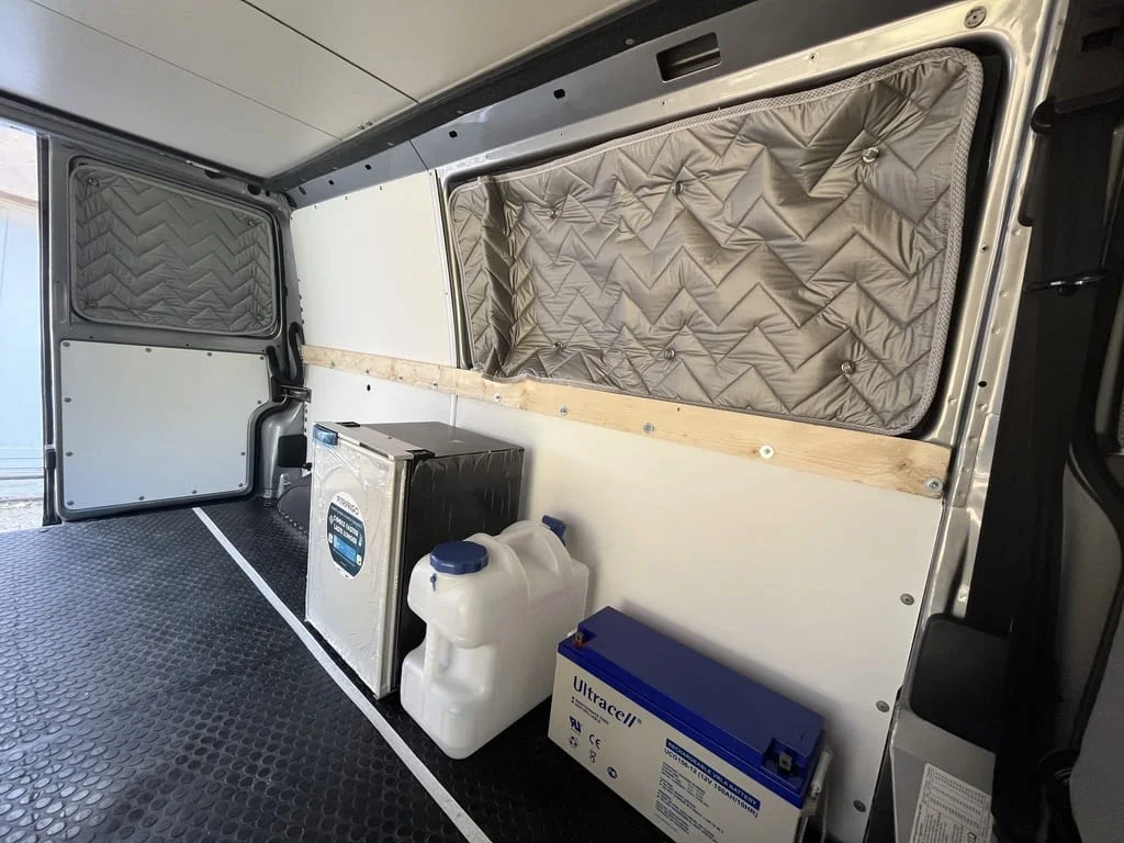 Fixer les meubles dans un Volkswagen T4 aménagé VASP