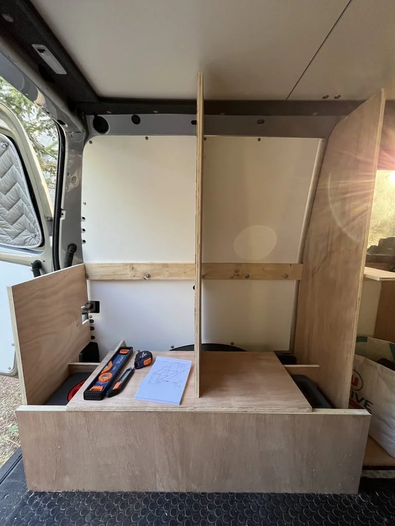 Fabriquer un meuble de rangement dans un van aménagé.