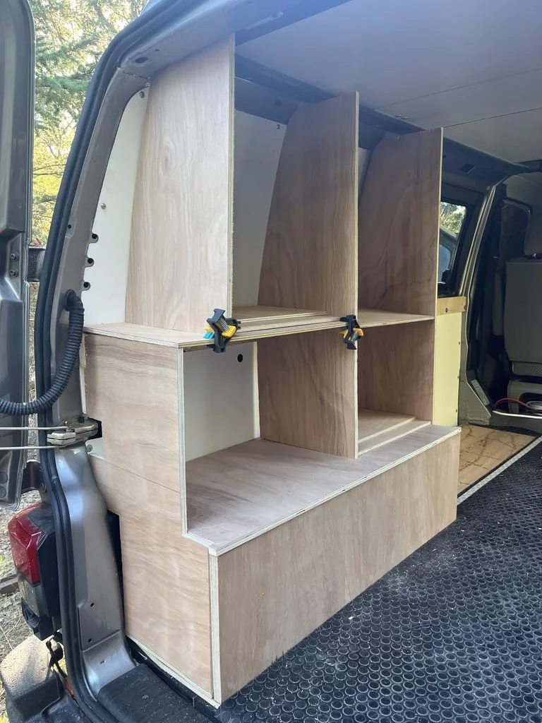 Fabriquer un meuble de rangement dans un van aménagé.