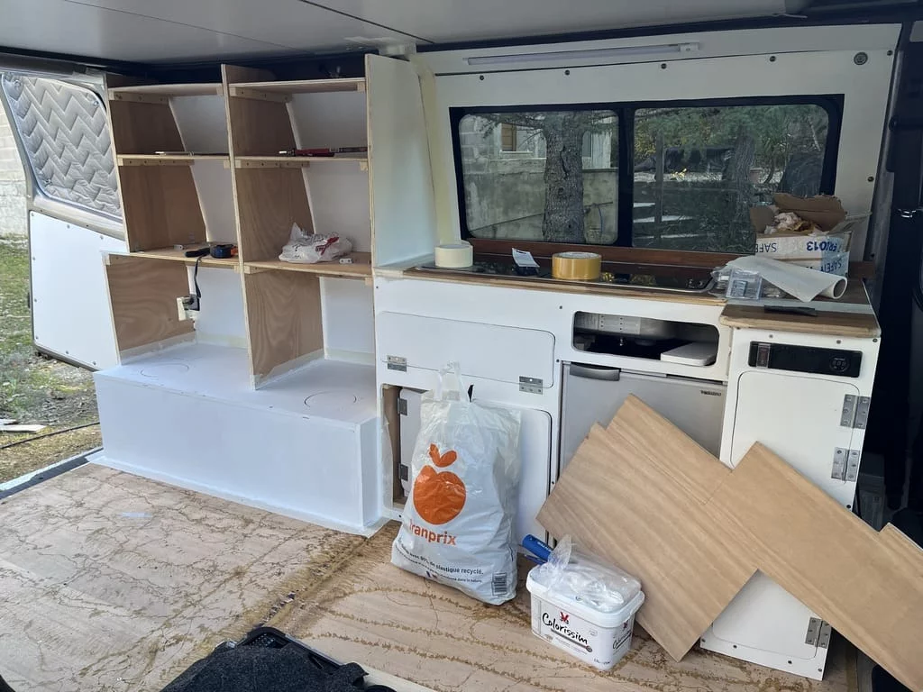 Peindre les meubles dans un van aménagé VASP.