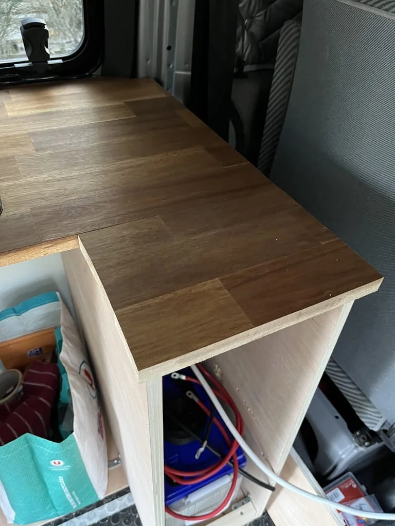 Fabrication d'un plan de travail dans un VW T4 VASP