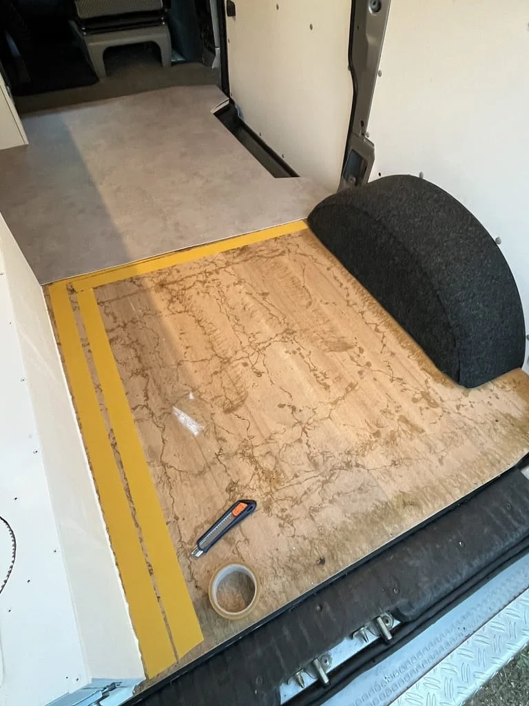 Poser un revêtement de sol en vinyle dans un van aménagé.